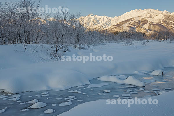凍る松川と五竜岳.jpg