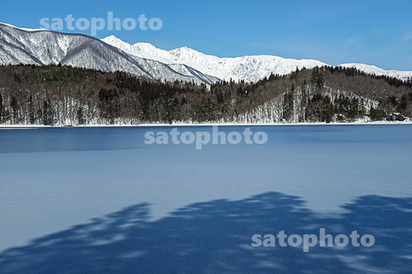 凍る青木湖と白馬三山.jpg