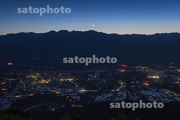 伊那谷の夜景と中央アルプス.jpg