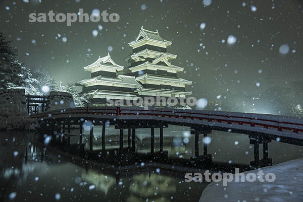 雪降る松本城.jpg