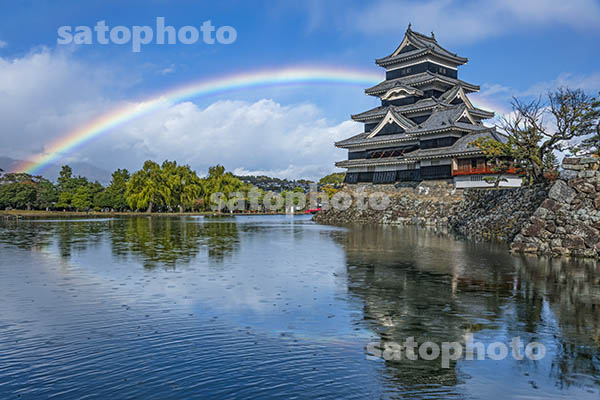 ７．松本城に掛かる虹.jpg