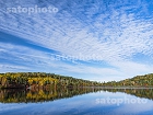白駒池の紅葉と雲9900.jpg